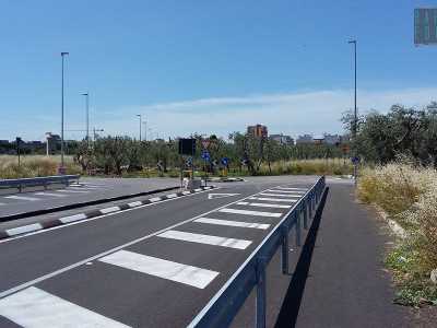 Il contrasto � stridente, tra gli alberi tutt�intorno e questa via a quattro corsie con tanto di guardrail e potenti luci a led, che di fatto inizia e finisce nel nulla, con la sola minuscola rotatoria a separarla dalla campagna
